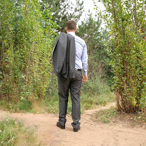 Selbstbestimmung Mann an Gabelung